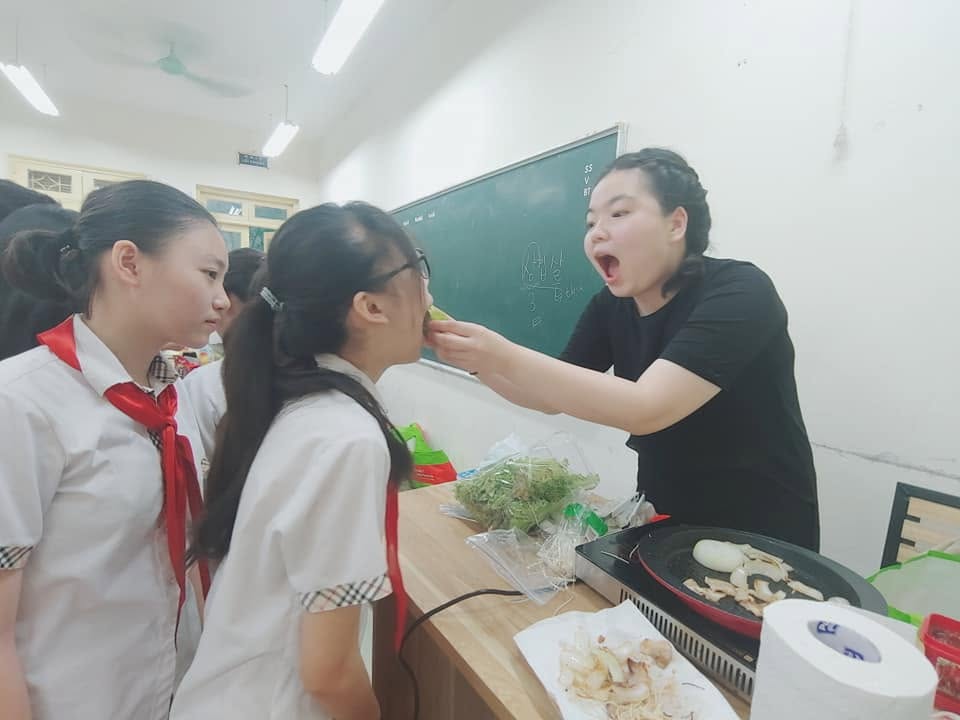 Hoạt động trải nghiệm làm Kimbap tại lớp học tiếng Hàn THCS